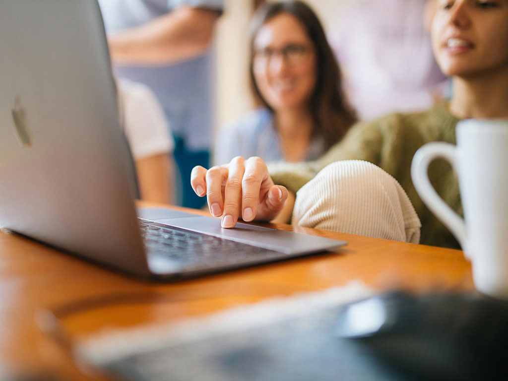 couple at computere